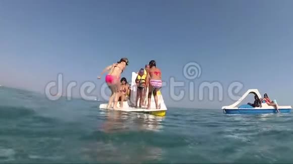 两个快乐的少女从船上跳下视频的预览图
