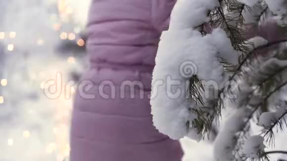 一个女孩在树枝附近奔跑背景是闪烁的模糊烟花圣诞节的概念艺术视频的预览图