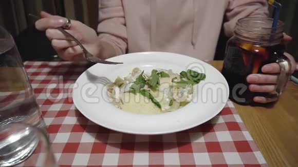 年轻漂亮的女人晚上在餐馆吃意大利面视频的预览图