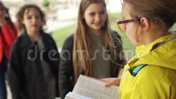 孩子们推着一个女孩脸上尖叫着打破了眼镜欺负在校青少年残忍的行为视频的预览图