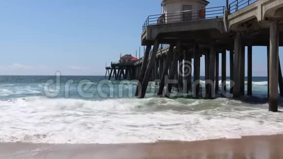 海浪拍打在码头边的海滩上视频的预览图