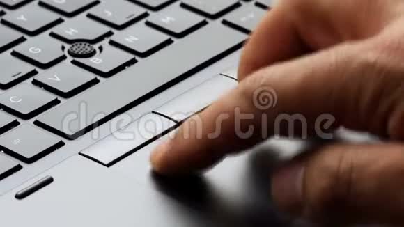 关闭手工作在现代笔记本电脑敲击键盘镜头4k视频的预览图