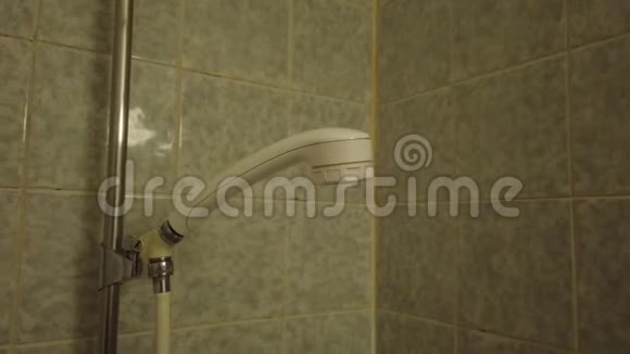 带有瓷砖墙和淋浴的白色浴室视频的预览图