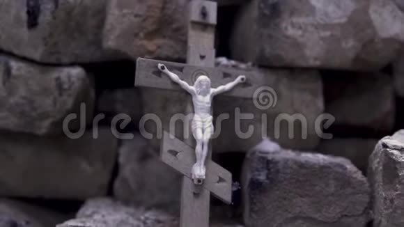 在石砖背景圣经和宗教概念上用十字架钉死耶稣来接近十字架录像视频的预览图