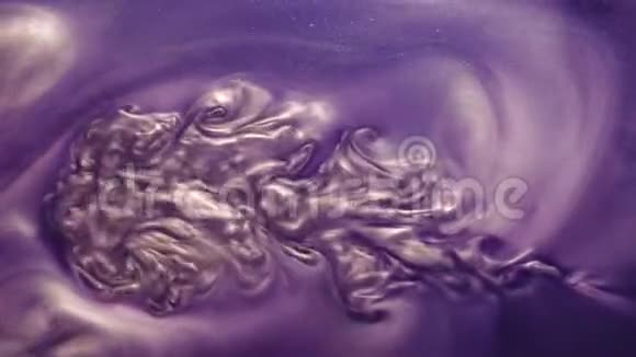 油漆流动闪光云紫液体油墨流动视频的预览图