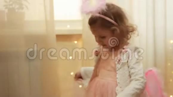 穿着天使服装或仙女欢笑和跳舞的小女孩魔法和愿望实现的概念视频的预览图