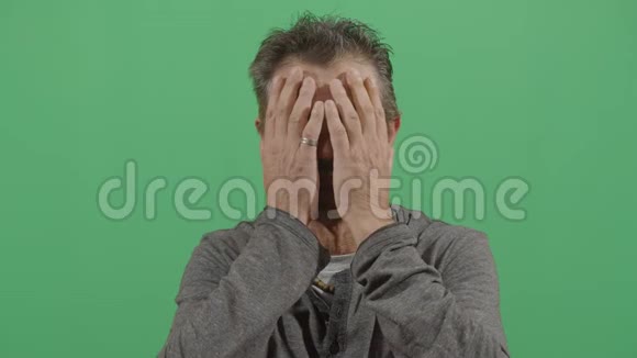 一个成年男人揭开面纱视频的预览图