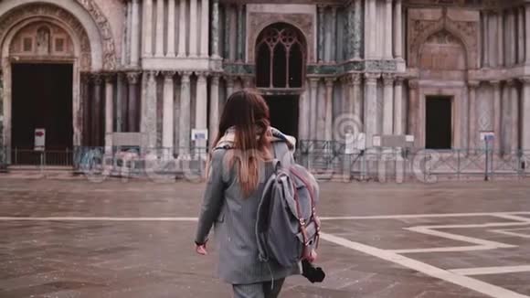 镜头跟随女游客背着背包步行前往美丽的圣马可大教堂在威尼斯意大利慢动作视频的预览图