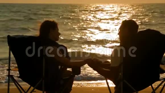 一个男人在海边抚摸一个女人的手视频的预览图