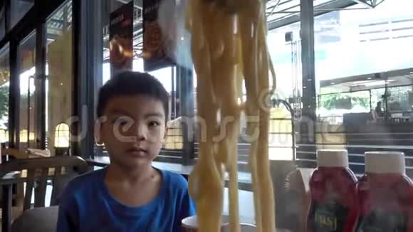 孩子在等着吃意大利面视频的预览图