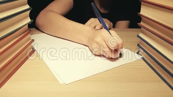 女人手书纸笔公式高清镜头视频的预览图