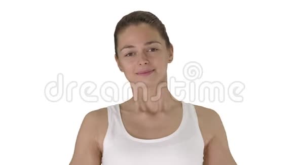 满足快乐的年轻女人伸展她的手臂而走在白色的背景视频的预览图