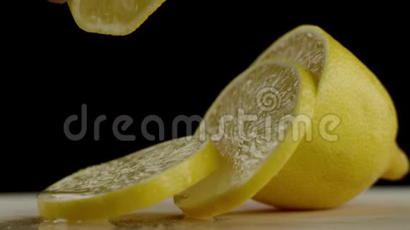 在视频中我们看到一个柠檬它被切成片在视频中我们看到一个柠檬它被切成片手放视频的预览图