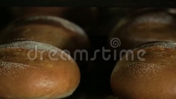 面包师烤箱里面包视频的预览图