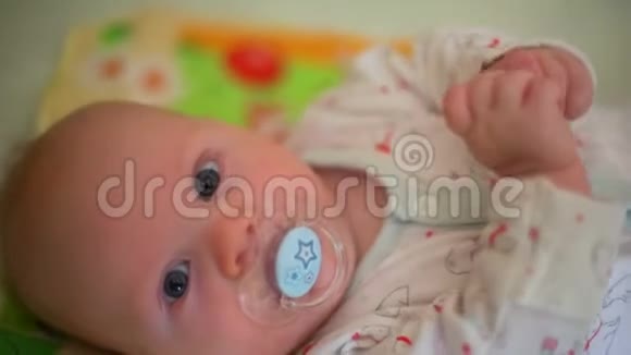 在婴儿床上睡觉的新生儿视频的预览图