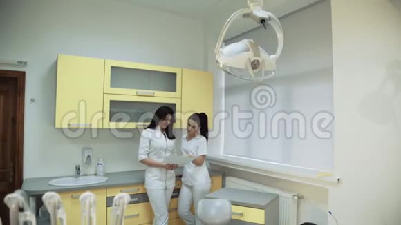 两名年轻的女牙医在牙科室咨询4K视频的预览图