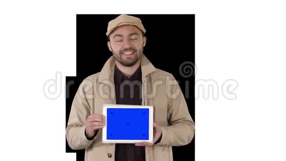 男子在壕沟行走和手持平板电脑与蓝色屏幕模型呈现的东西阿尔法频道视频的预览图