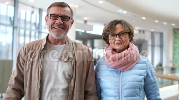 一对在机场或火车站退休的人的画像一对戴眼镜的男人和女人看起来很亲切视频的预览图