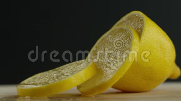 在视频中我们看到一个柠檬它被切成片在视频中我们看到一个柠檬它被切成片手放视频的预览图