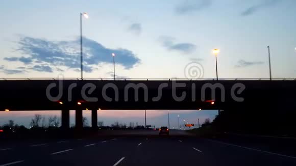 在地平线上驾驶昏暗的早晨高速公路和日出早在清晨驾驶POV州际公路视频的预览图