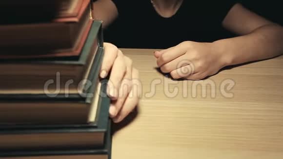 女子手书平板电脑高清镜头视频的预览图