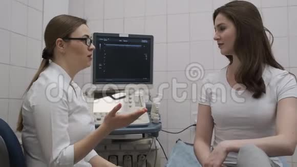 一个年轻的女孩和一个医生和一个医务所谈话视频的预览图