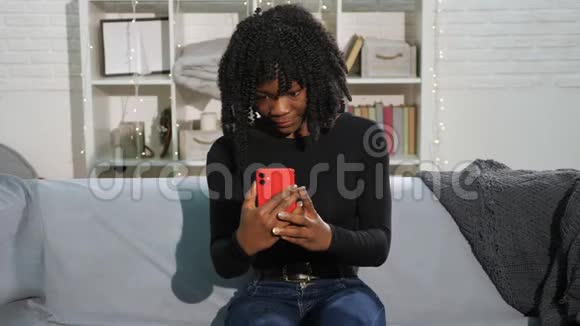印有卷发的美国黑人女士视频的预览图