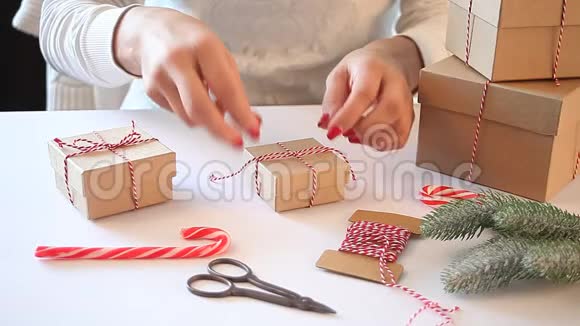 圣诞礼物装饰手工装饰概念女人在白色的桌子上包装礼盒视频的预览图