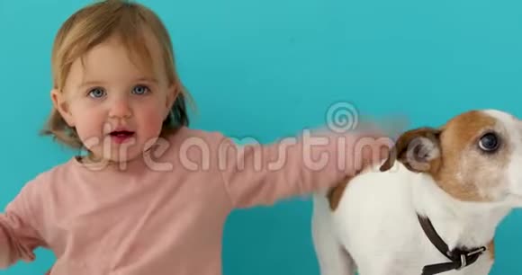 有狗的快乐孩子带宠物的肖像女孩视频的预览图