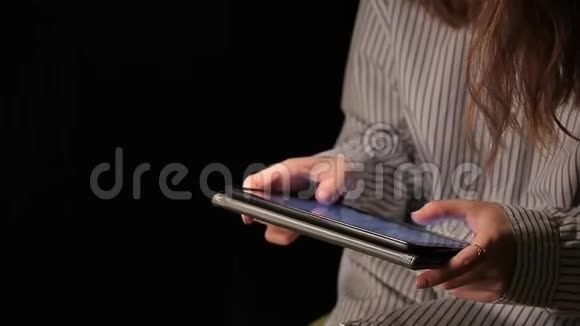 女衬衫平板电脑深色背景高清视频的预览图