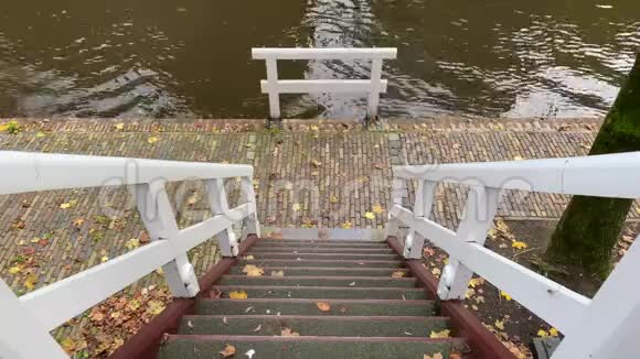 在荷兰乌得勒支的河岸上视频的预览图