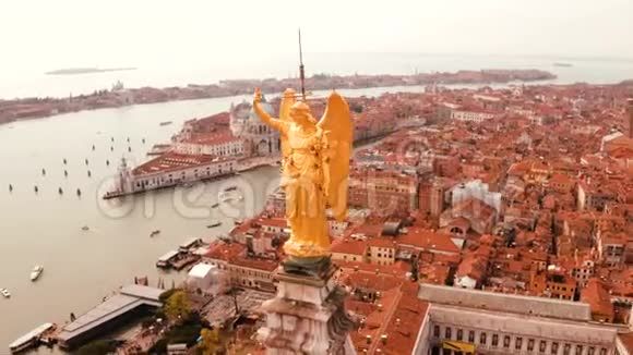 圣马可广场钟楼上的天使金像视频的预览图