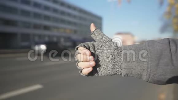 男性手举拇指向上标志抓车搭便车廉价旅行视频的预览图