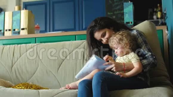 母女俩在笔记本上画画视频的预览图