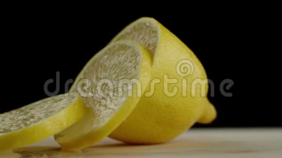 在视频中我们看到一个柠檬它被切成薄片相机慢慢地从右向左移动黑色的背景视频的预览图