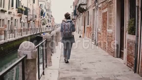 快乐的欧洲女性旅游博主在意大利威尼斯著名的运河街道上拍照视频的预览图