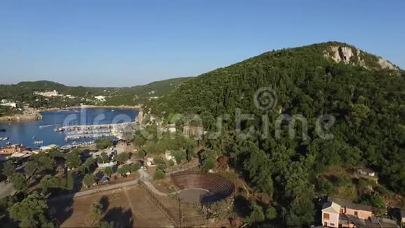 用无人机向后移动的古希腊科孚卡斯特里萨地区海滩和小海湾鸟瞰图视频的预览图