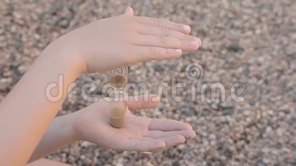 儿童手沙钟石头背景高清镜头视频的预览图