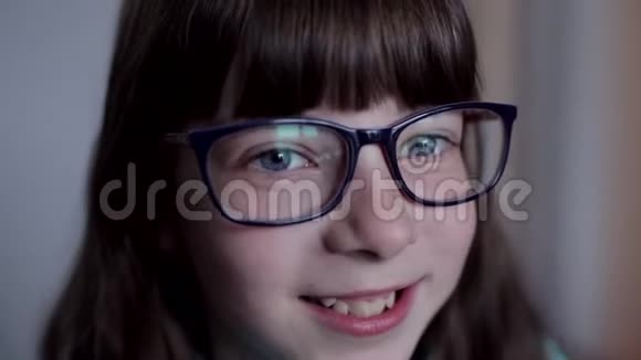 戴眼镜的白人少女特写肖像视频的预览图