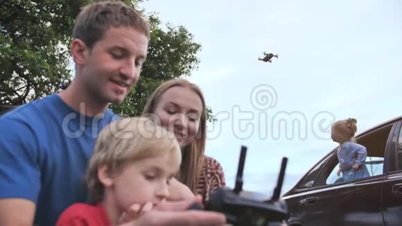 一个友好的家庭发射一架无人机并通过控制面板控制它视频的预览图