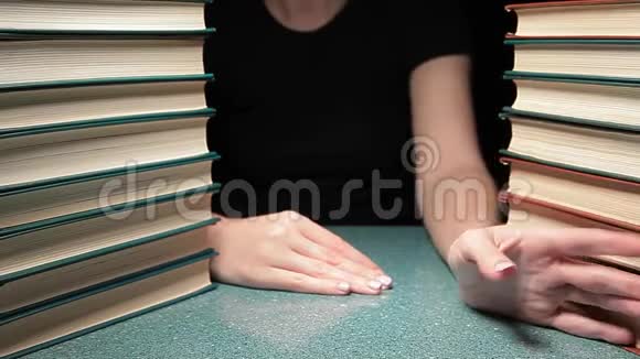 女子手书平板大理石背景高清镜头视频的预览图