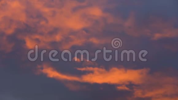 夕阳下的乌云在天空中飘过紫色的乌云视频的预览图
