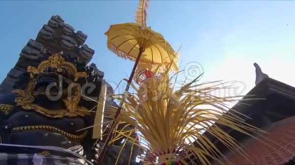 在巴厘岛寺庙门口缓慢拍摄的宗教雕像视频的预览图