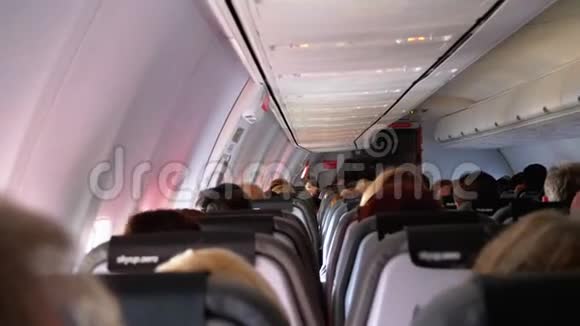 乘客飞机的沙龙人们坐在椅子上飞行视频的预览图