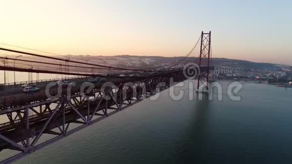 4月25日桥上驾驶汽车的空中镜头视频的预览图