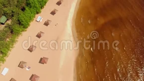 沙滩鸟瞰沙滩视频的预览图