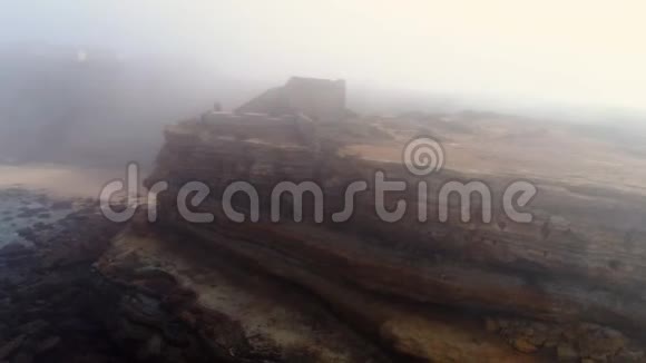 大西洋沿岸雾中的鸟瞰悬崖视频的预览图