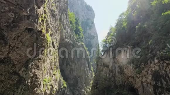 岩石之间的镜头移动视频的预览图