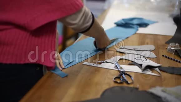 女裁缝剪空图案卷曲作坊视频的预览图