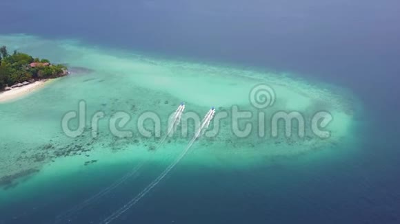 2艘船并排驶离马努坎岛视频的预览图